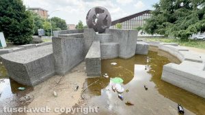 Fontanasfera di nuovo senza acqua e nel più completo abbandono e degrado - Foto di sabato 21 giugno 2025