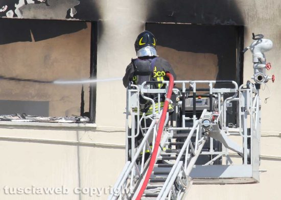 Unitus - In fiamme la facoltà di agraria - L'intervento dei vigili del fuoco