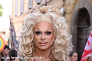 Viterbo - Il TusciaPride - La drag queen Priscilla, zia della manifestazione