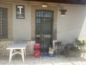 Lo spaccio chiuso di strada Pian di Legname
