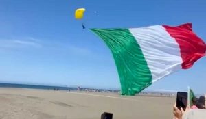 Montalto di Castro - Paracadutisti e tricolore gigante per il memorial Longarini