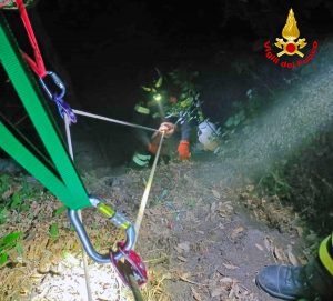 Scivola da un ponte e precipita per 20 metri, salvato dai vigili del fuoco