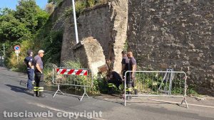 Viterbo - Via I Maggio, si stacca la base dell’arco: strada allagata - Sul posto polizia locale e vigili del fuoco