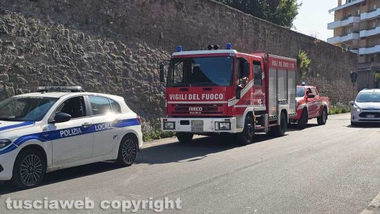Viterbo - Via I Maggio, si stacca la base dell’arco: strada allagata - Sul posto polizia locale e vigili del fuoco