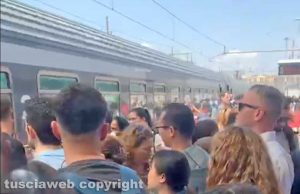 Roma Tiburtina - Viaggi in lenta, gente in piedi senza aria condizionata