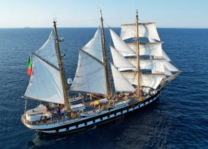 La nave Palinuro della Marina militare