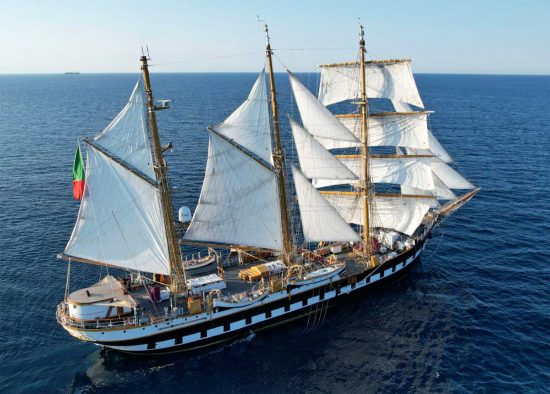 La nave Palinuro della Marina militare