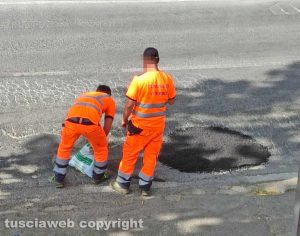 Viterbo - Buche in viale Fiume rattoppate