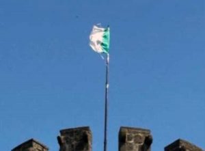 La bandiera italiana sulla torre di Bagnaia