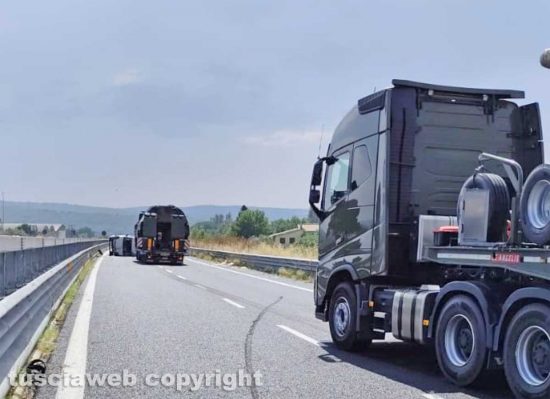 Monte Romano - Furgone cappotta sulla Superstrada