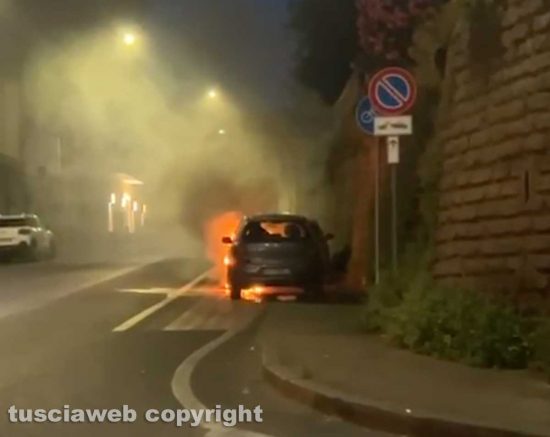 Viterbo - Auto in fiamme in via della Pila