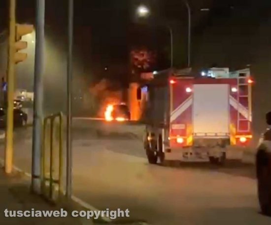 Viterbo - Auto in fiamme in via della Pila