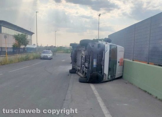 Viterbo - Furgone cappottato in strada Poggino
