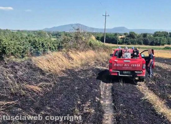 Viterbo - Vasto incendio di sterpaglie vicino al kartodromo