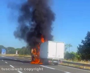 Viterbo - Furgone in fiamme sulla superstrada