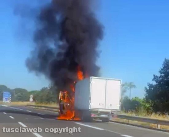 Viterbo - Furgone in fiamme sulla superstrada