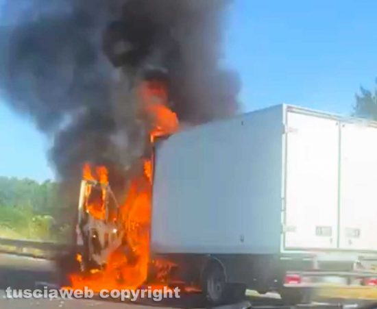Viterbo - Furgone in fiamme sulla superstrada