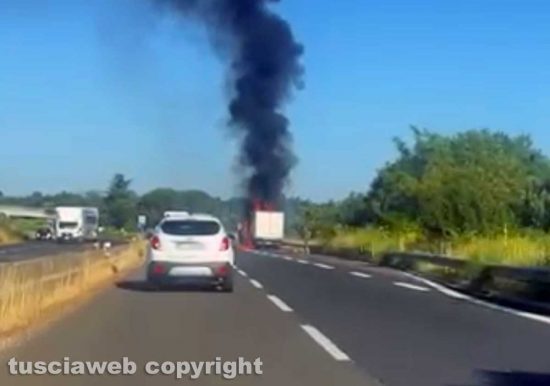Viterbo - Furgone in fiamme sulla superstrada