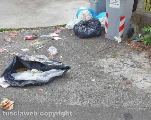 Viterbo - Immondizia a terra in strada Capretta