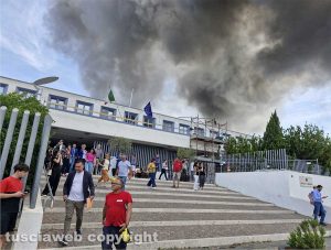 Incendio università Riello - Folla sulle scale dell'adiacente tribunale