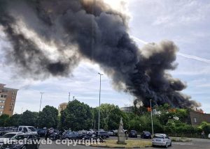 Incendio agraria al Riello - Una densa nuvola di fumo nero si staglia nel cielo alle ore 10.25