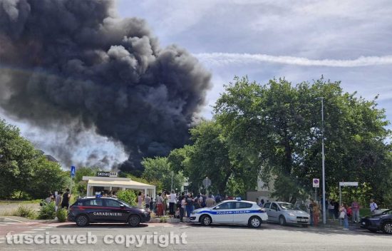Incendio università Riello - Studenti e personale appena evacuati dalla facoltà di agraria 