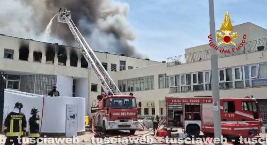 Unitus - In fiamme la facoltà di agraria - L'intervento dei vigili del fuoco
