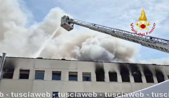 Unitus - In fiamme la facoltà di agraria - L'intervento dei vigili del fuoco