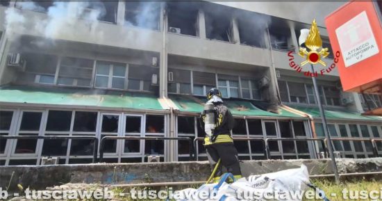 Unitus - In fiamme la facoltà di agraria - L'intervento dei vigili del fuoco
