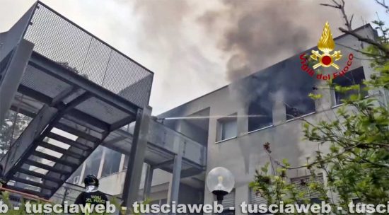 Unitus - In fiamme la facoltà di agraria - L'intervento dei vigili del fuoco