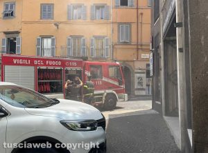 Viterbo - Vigili del fuoco in azione a piazza del Teatro