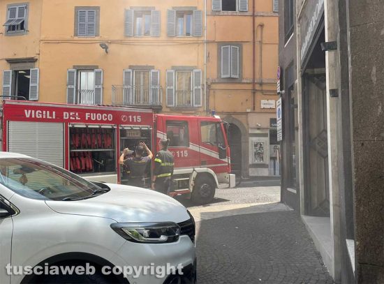 Viterbo - Vigili del fuoco in azione a piazza del Teatro