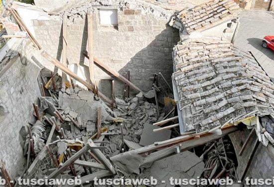 Viterbo - Crolla il tetto di un palazzetto medievale a piazza del Gesù