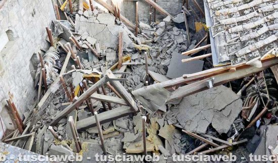 Viterbo - Crolla il tetto di un palazzetto medievale a piazza del Gesù