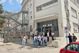 Un gruppo di studenti fuori dal liceo classico