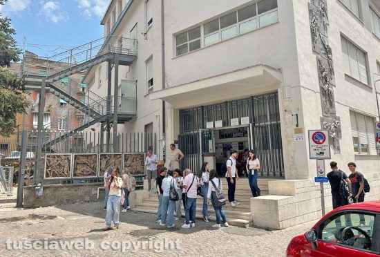Un gruppo di studenti fuori dal liceo classico