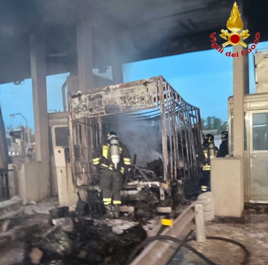 Maccarese - Camion in fiamme al casello