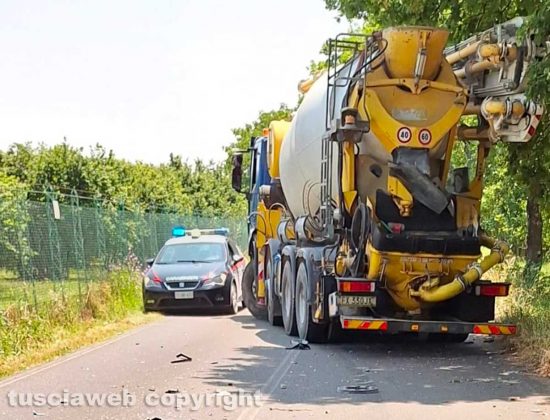 Ronciglione - Scontro auto-betoniera su Sp Massarella