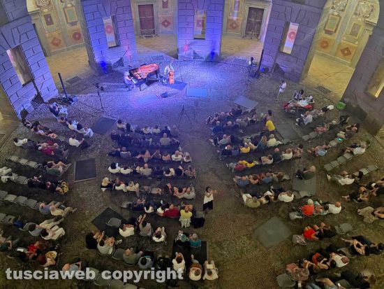 Caprarola - Pienone a palazzo Farnese per il Tuscia in jazz for sla