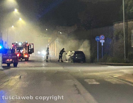 Viterbo - Auto in fiamme in via della Pila