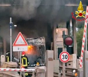 Maccarese - Camion in fiamme al casello