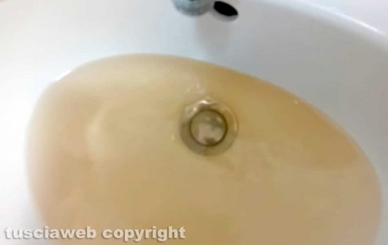 Caprarola - L'acqua sporca che fuoriesce dai rubinetti