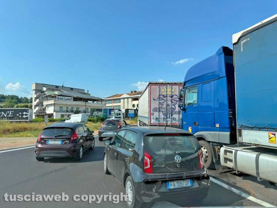 Orte - Lavori di asfaltatura all'uscita dell'autostrada - Traffico in tilt