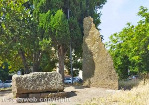Viterbo - Il monumento in ricordo di re Gustavo VI vicino la scuola Egidi