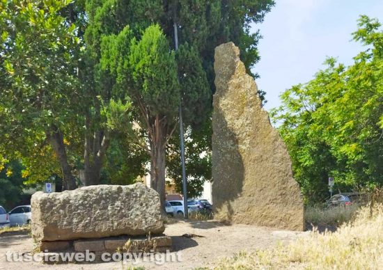 Viterbo - Il monumento in ricordo di re Gustavo VI vicino la scuola Egidi
