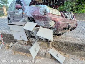 Auto sbanda e va sbattere contro un muretto