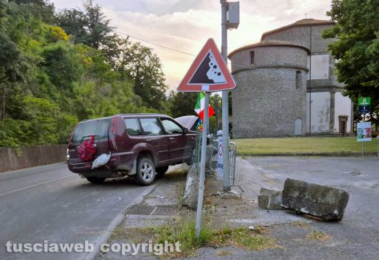 Montefiascone - Auto sbanda e si scontra contro un muro