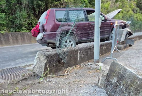 Montefiascone - Auto sbanda e si scontra contro un muro