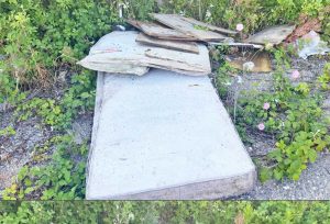 Materassi abbandonati su via della Ficoncella a Civitavecchia