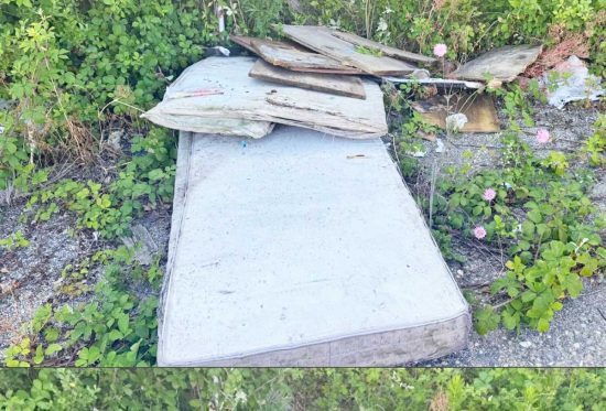 Materassi abbandonati su via della Ficoncella a Civitavecchia